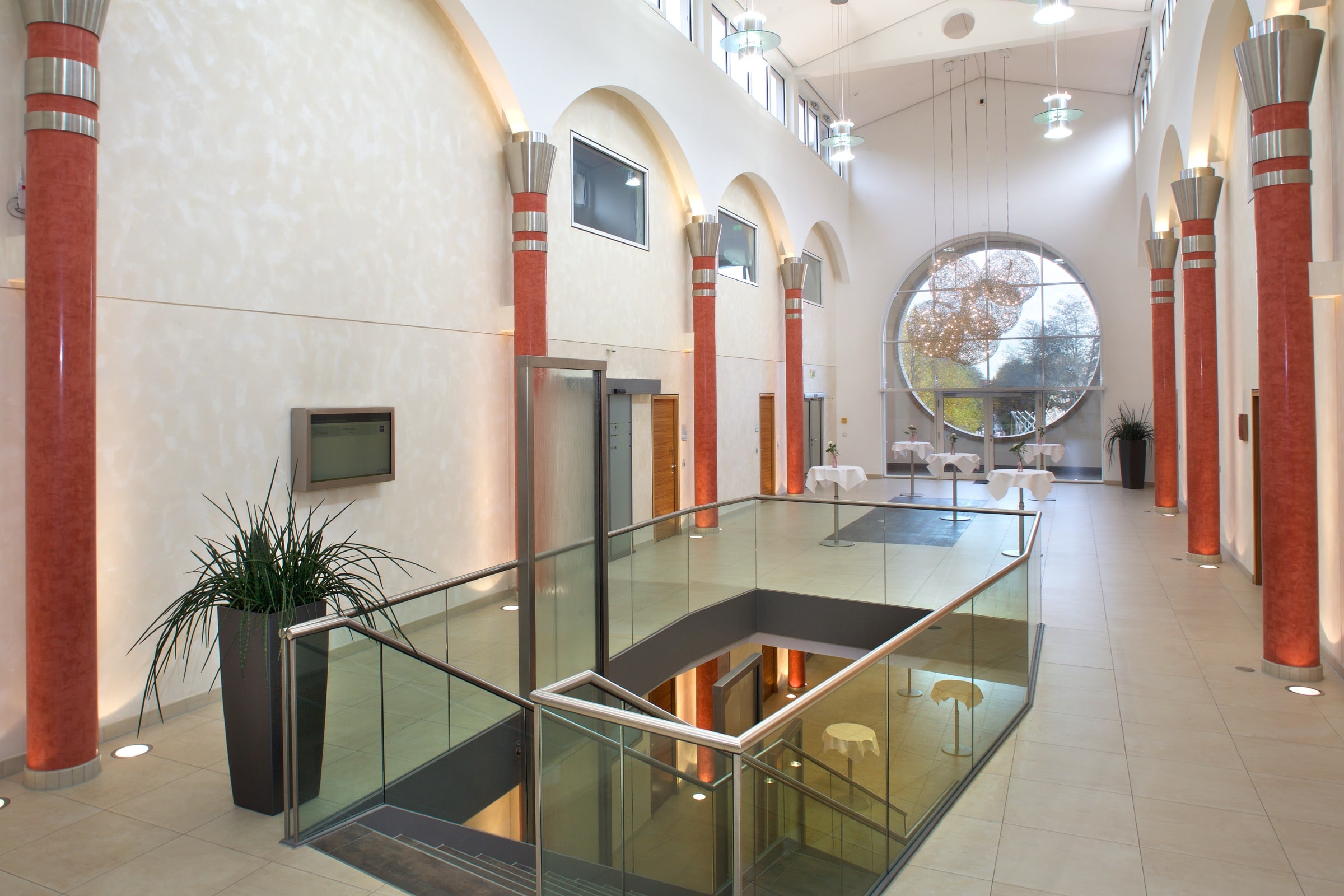 Lichtdurchflutetes Foyer des INSPIRA Tagungszentrums