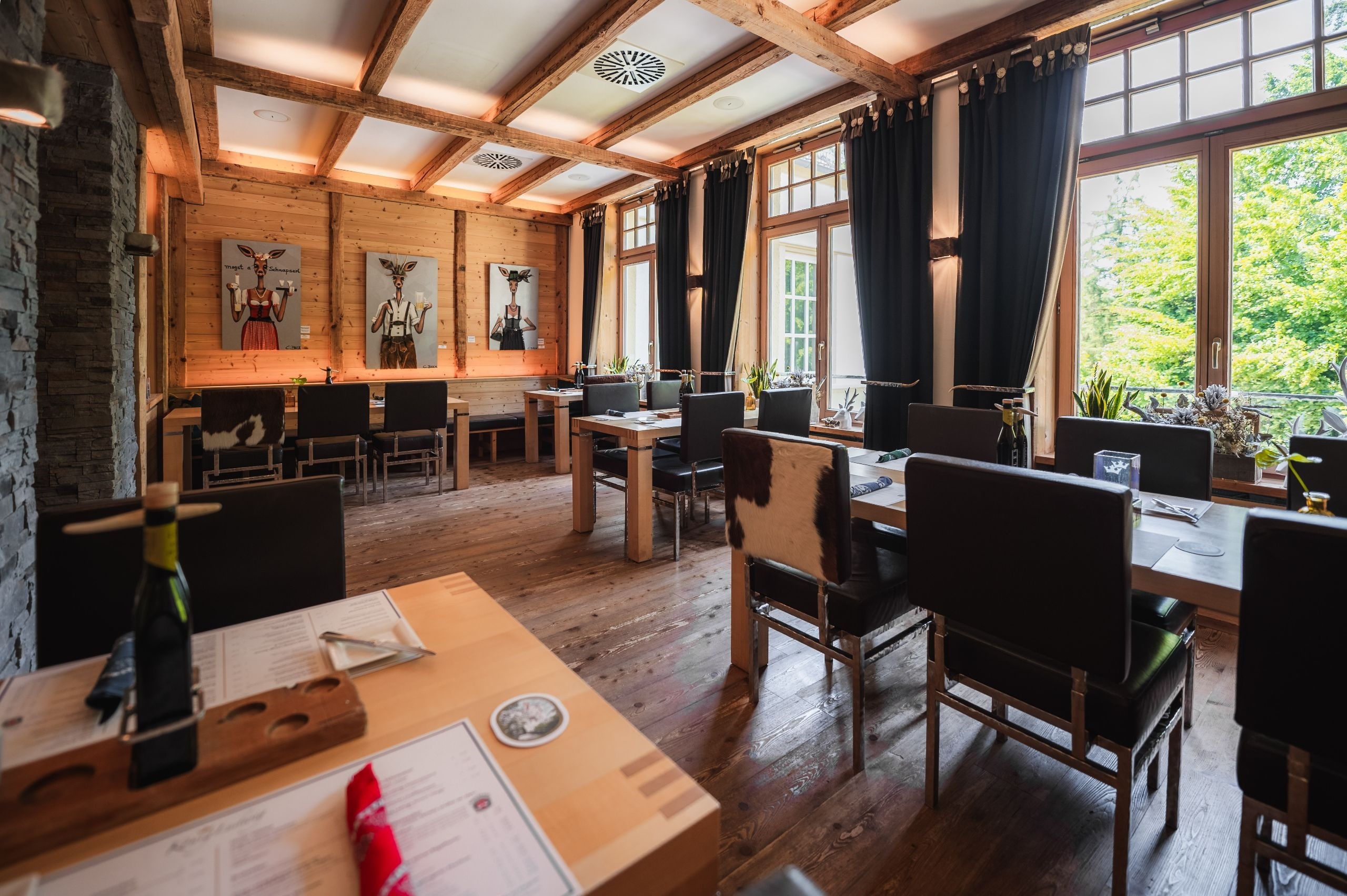 König Ludwig Lounge mit Kaminfeuer und Chesterfield-Möbeln