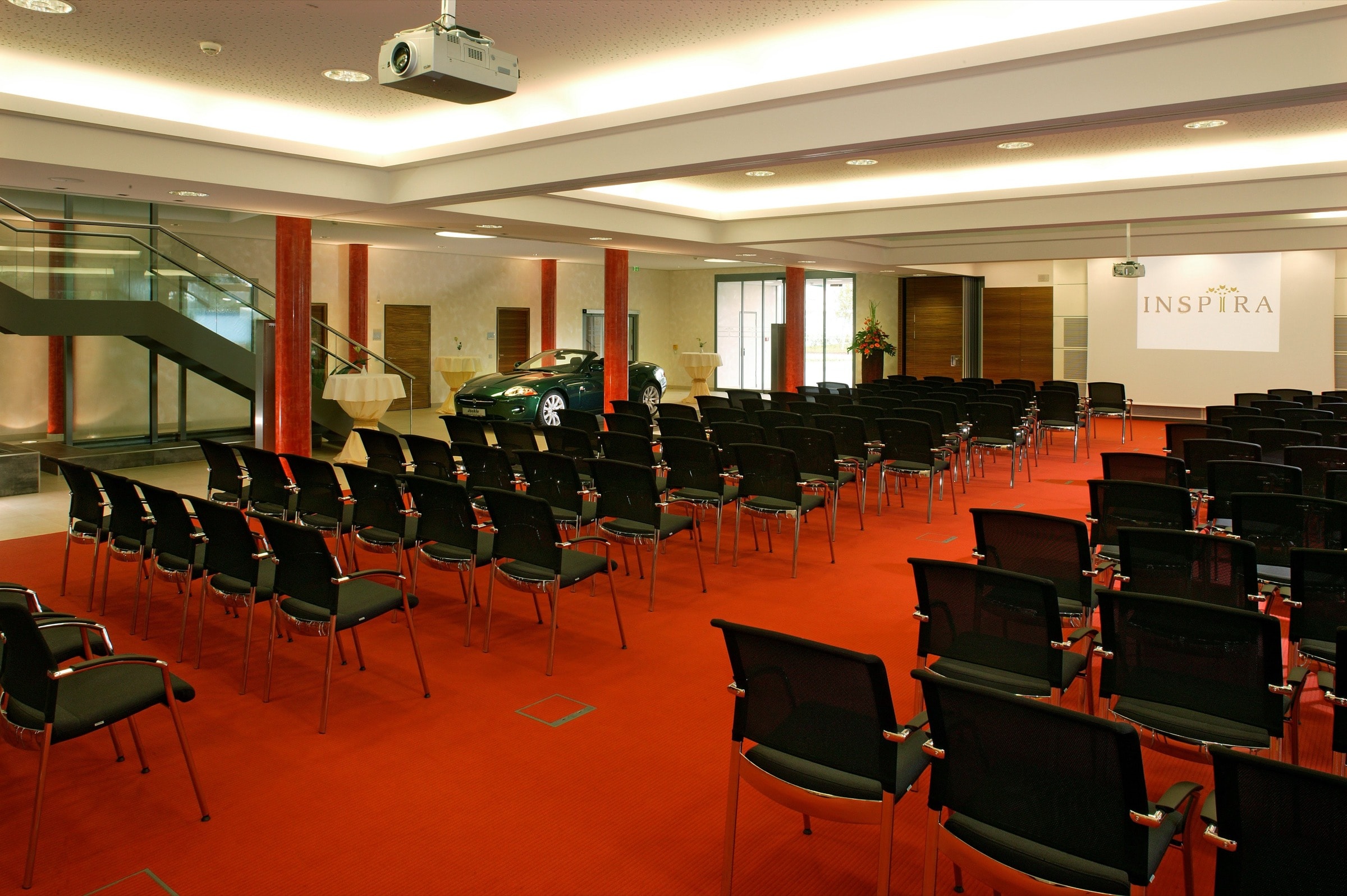 Saal Otto-Mach in Reihenbestuhlung mit INSPIRA-Projektion